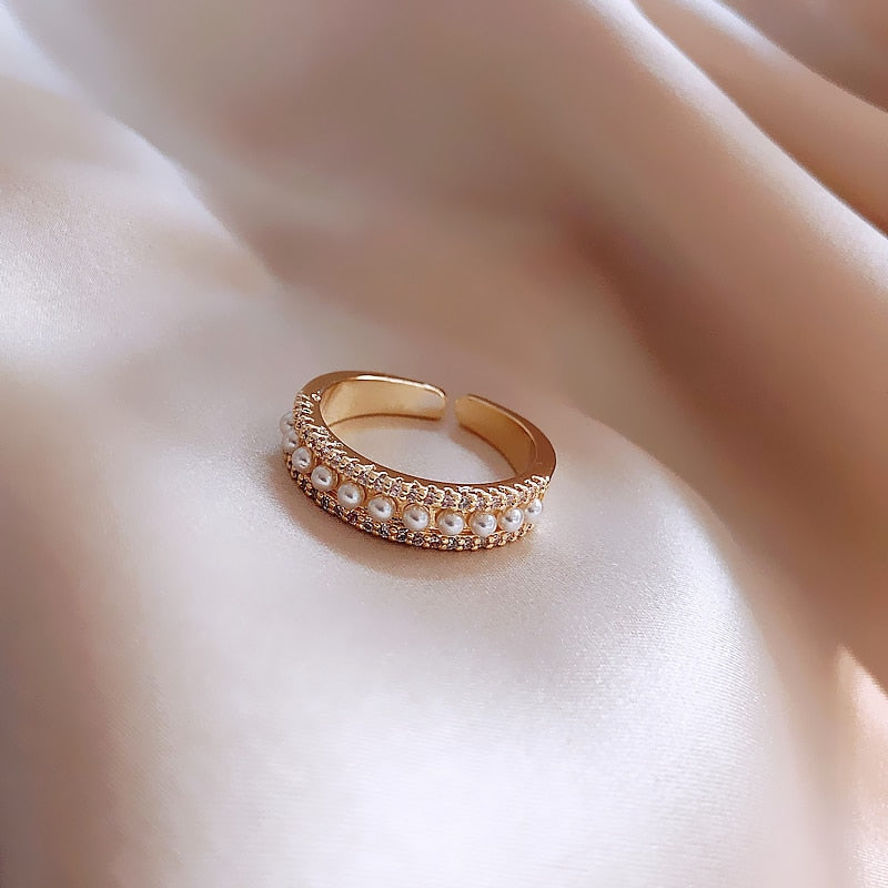 Elegant Gold and Pearl Ring