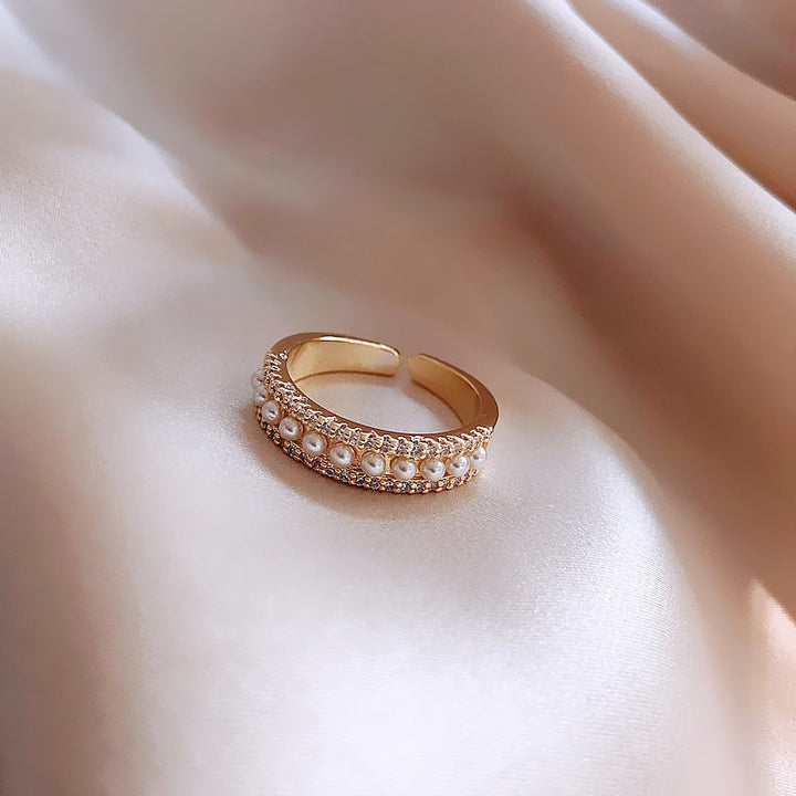 Elegant Gold and Pearl Ring