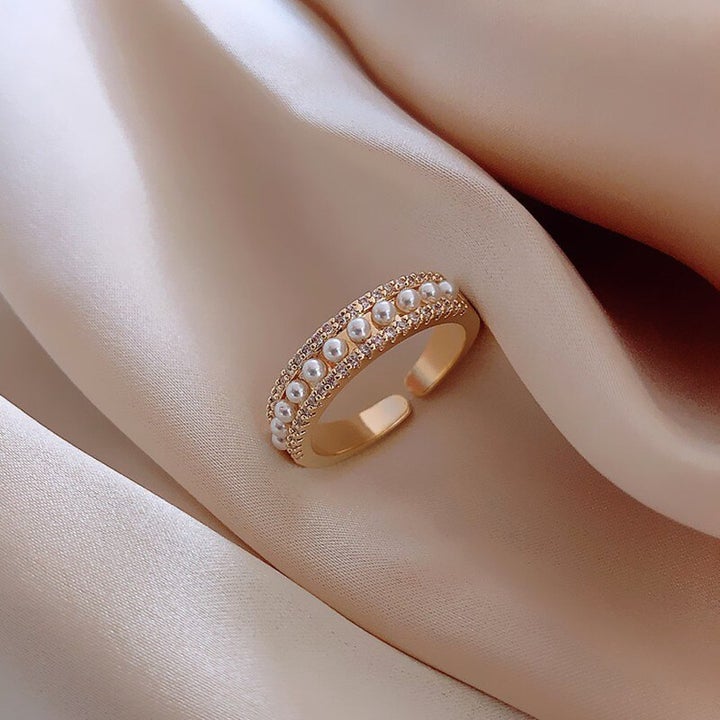 Elegant Gold and Pearl Ring