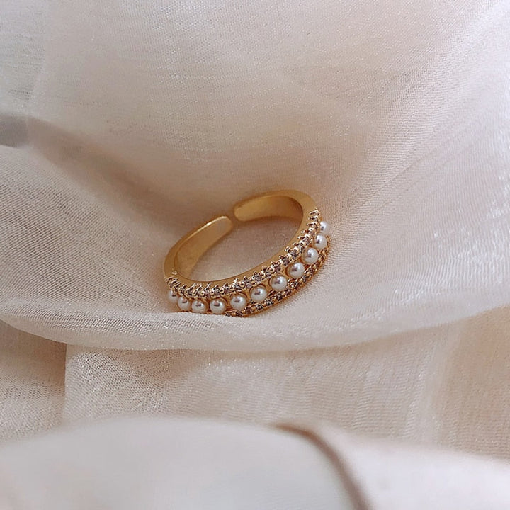 Elegant Gold and Pearl Ring