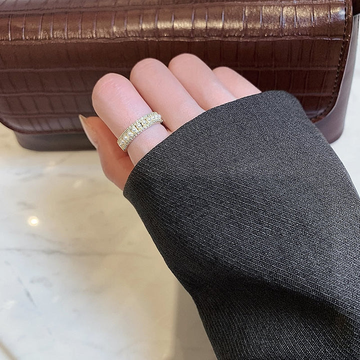 Elegant Gold and Pearl Ring