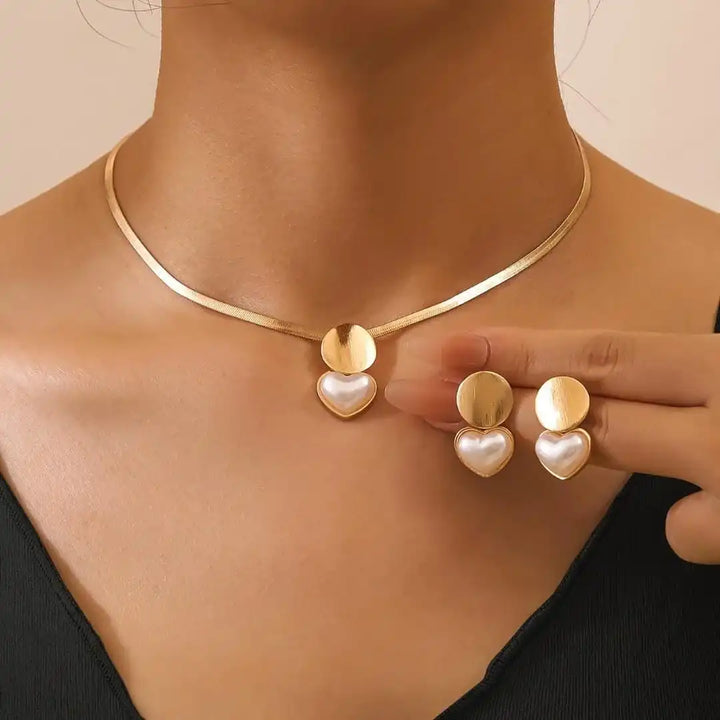 Retro Gold Heart Jewelry Set: Necklace and Earrings
