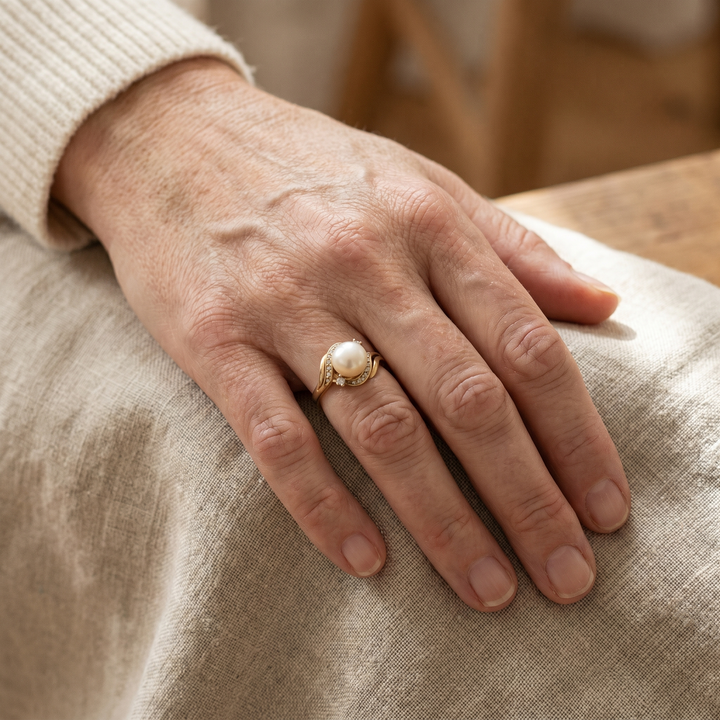 Sophisticated Pearl Ring with Radiant Gold