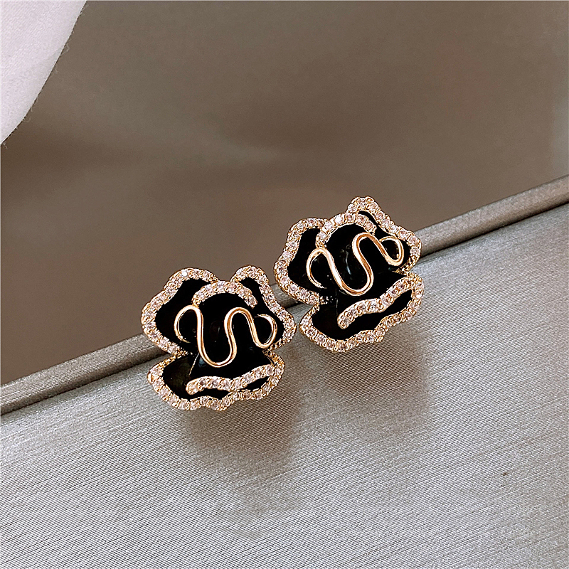 Elegant Black Lotus Earrings with a Touch of Gold Sophistication