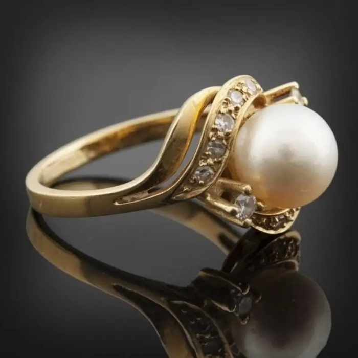 Sophisticated Pearl Ring with Radiant Gold